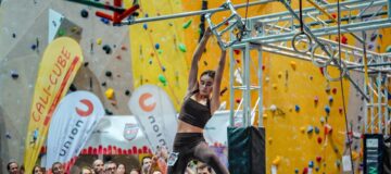 Ninja-Meisterschaft-Meisterin Ayline-Shala-auf CALI-CUBE Hindernis