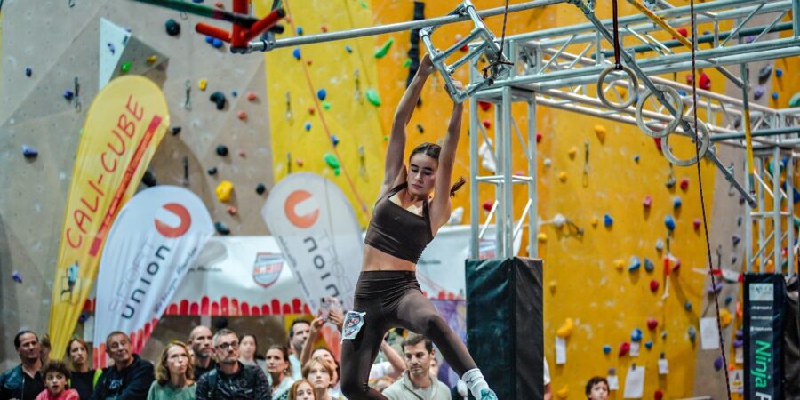 Ninja-Meisterschaft-Meisterin Ayline-Shala-auf CALI-CUBE Hindernis